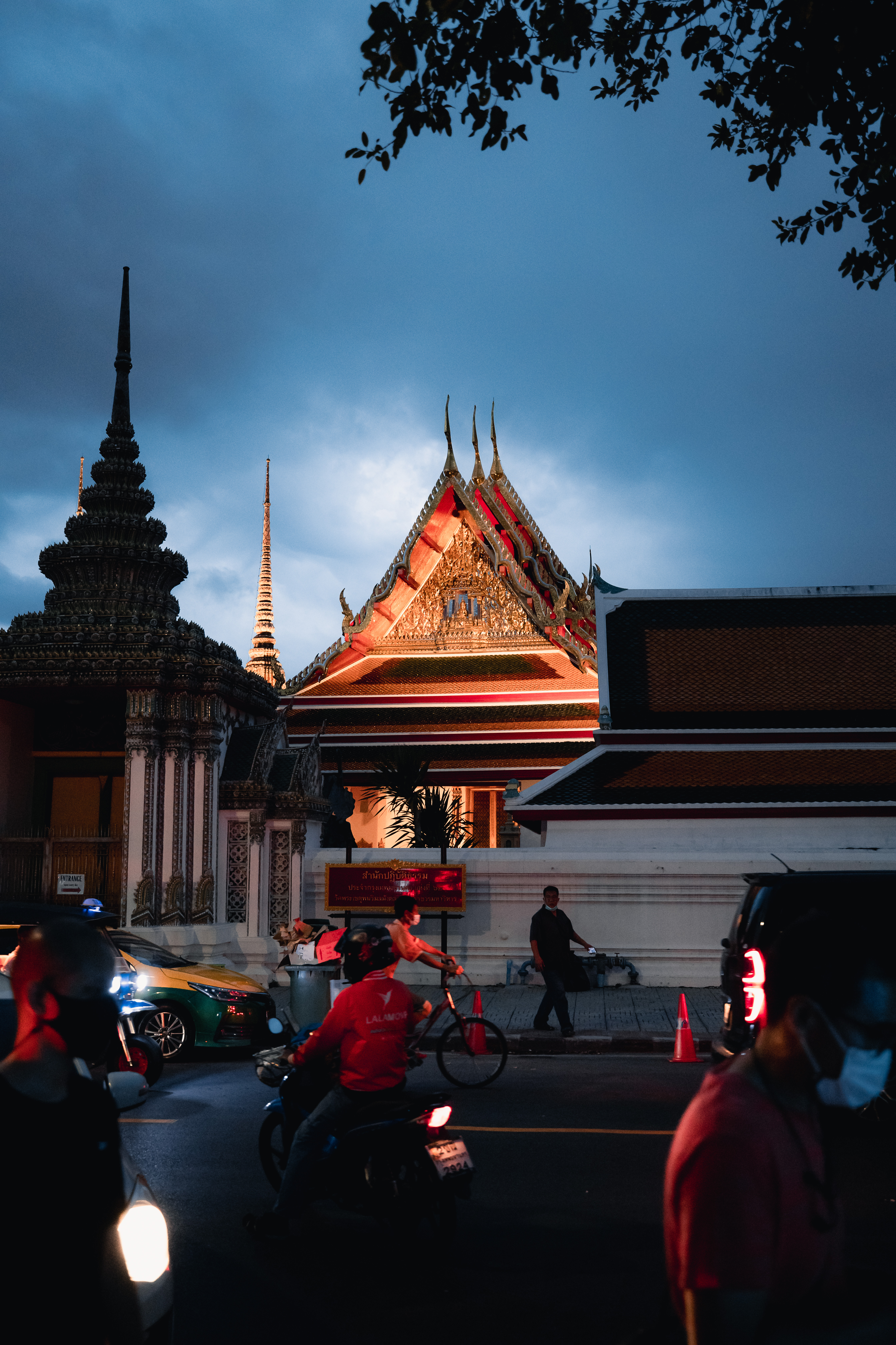 4-observing-the-streets-of-bangkok-alex-webb.jpg