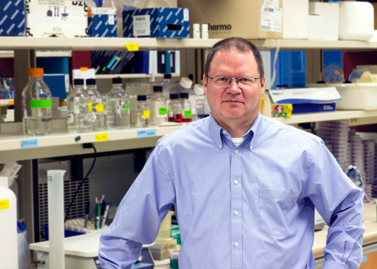 Photo of Mattias Gotte in a lab