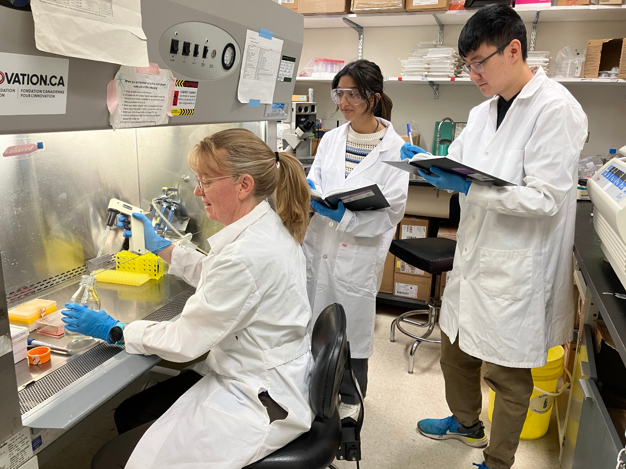 elaine-leslie-lab-photo.jpg