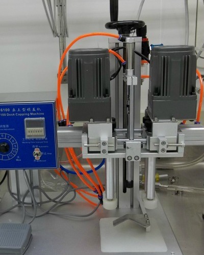 screw capping machine