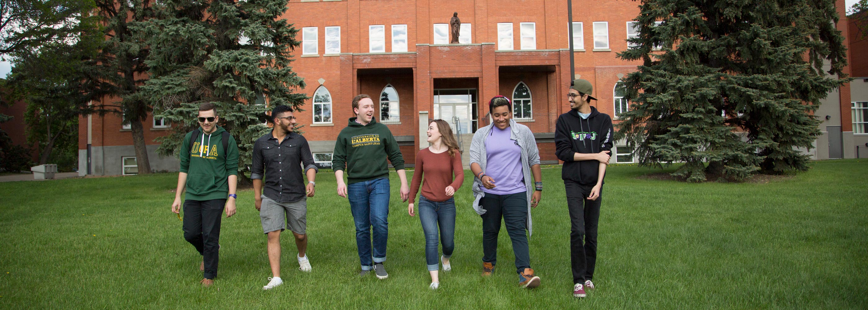 Étudiants dehors le Campus Saint-Jean