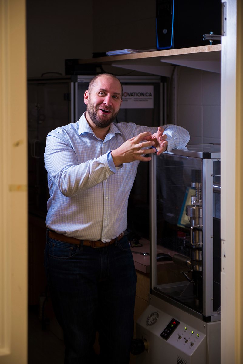 Research associate Jonathan Banks explains how retrofitting existing oil wells for geothermal power is becoming a reality in Hinton, AB. Photo credit: John Ulan